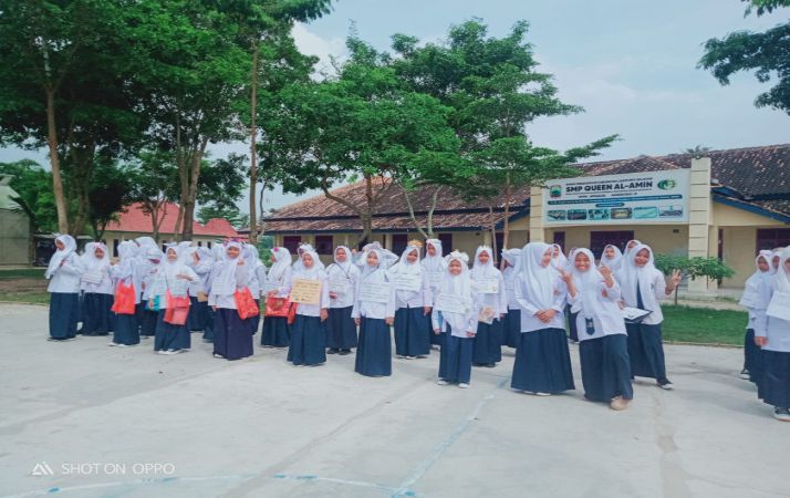 Sambut Tahun Ajaran Baru, SMP Queen Al-Amin Cintamulya Gelar Upacara Pembukaan MPLS 2025