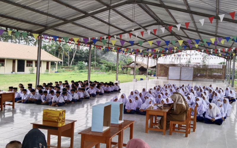 Muhammad Fashli Jalal dan Fina Inayatul Azizah Terpilih sebagai Ketua dan Wakil Ketua OSIS SMP Queen Al Amin