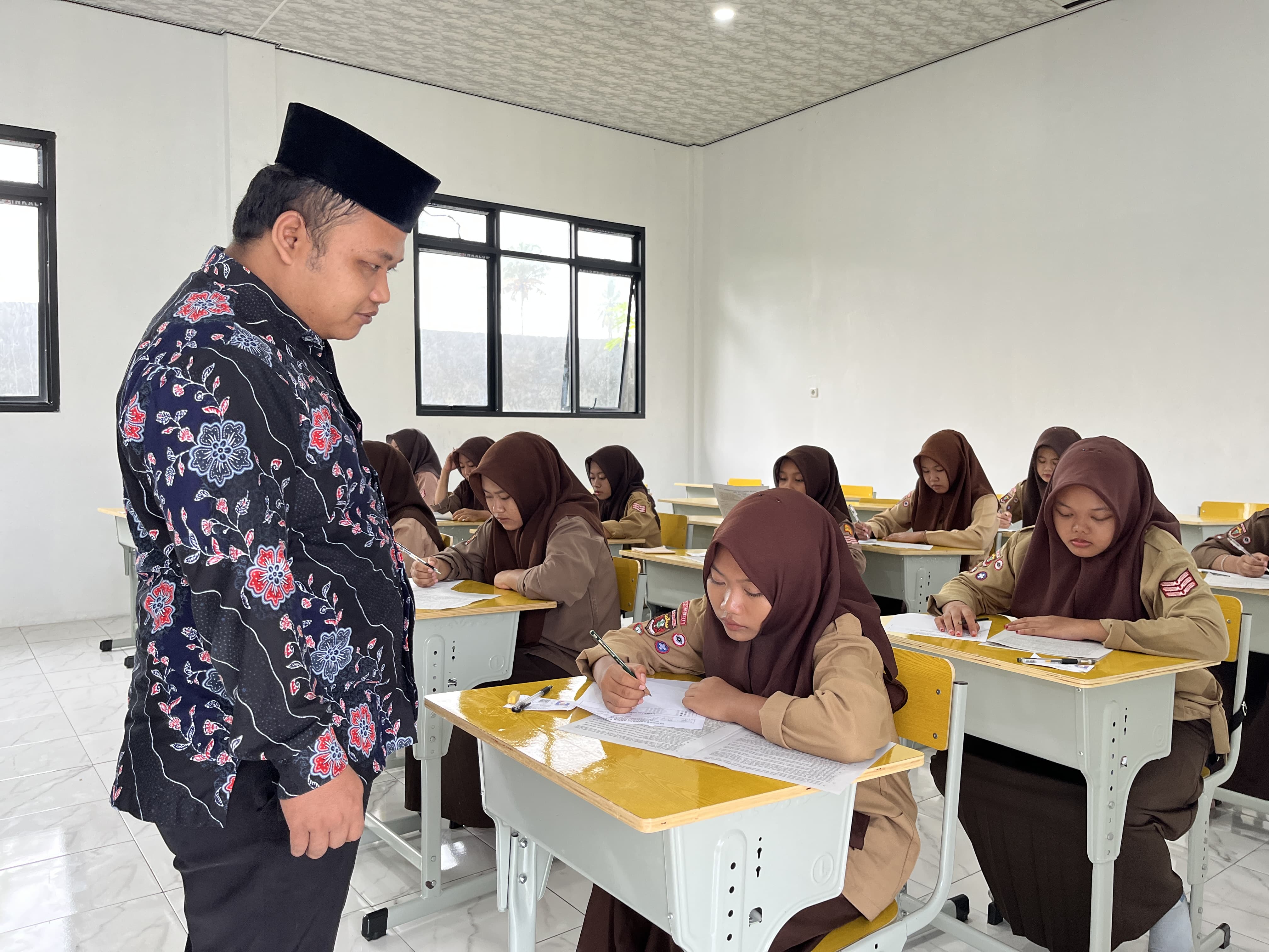 Kepala SMP Queen Al-Amin Tinjau Pelaksanaan Latihan ASAF D Kelas 9 Tahun 2026