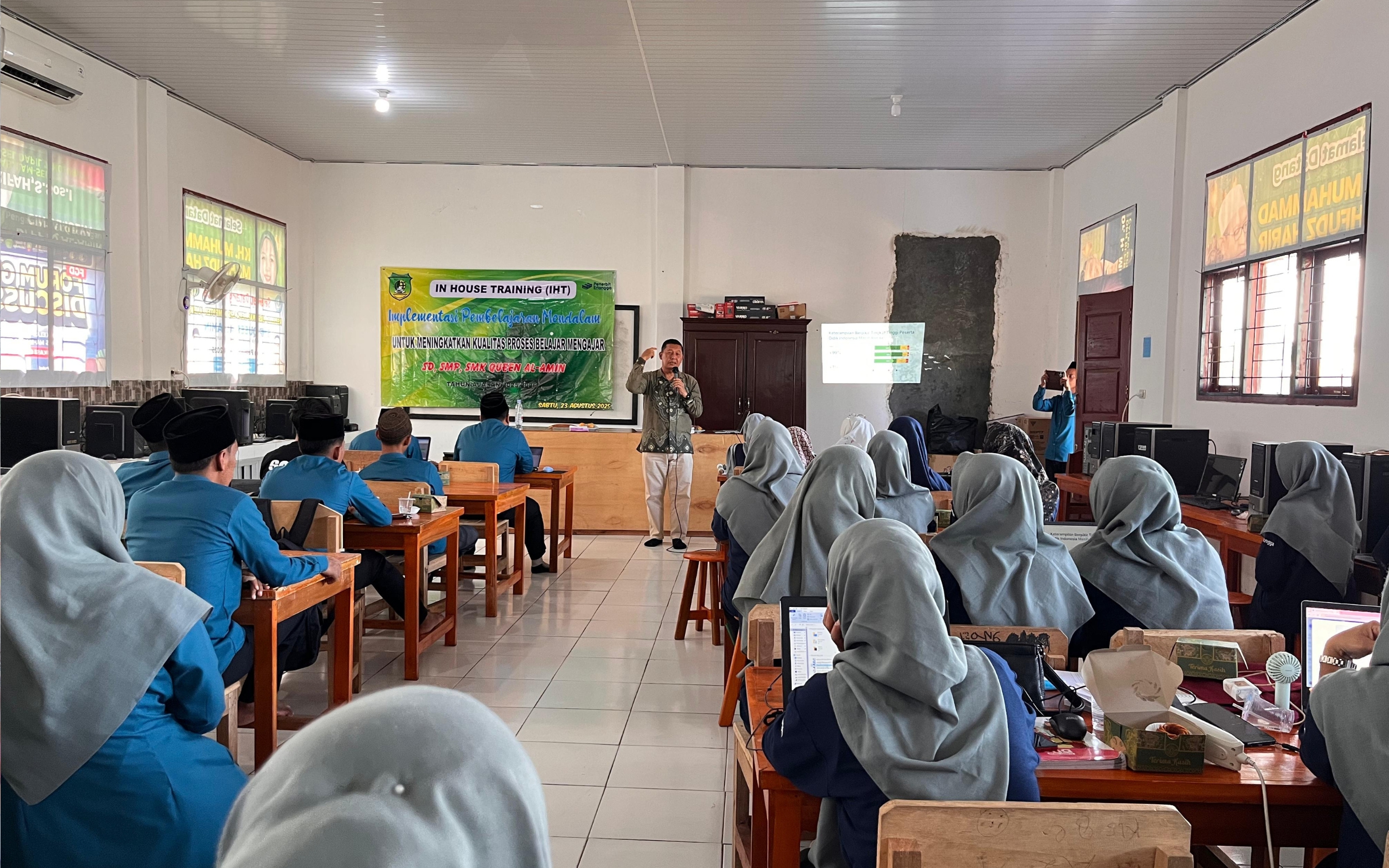 Cokelat dan Putih Ucapan Selamat Hari Kartini Nasional Email Header (840 x 450 piksel) (800 x 600 piksel) (800 x 600 piksel) (800 x 500 piksel)